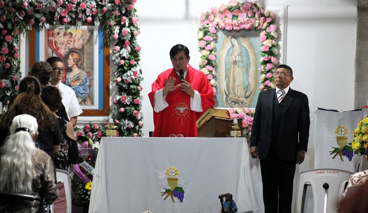 Músicos de Mazatlán acuden a misa por su día en capilla de Santa Cecilia