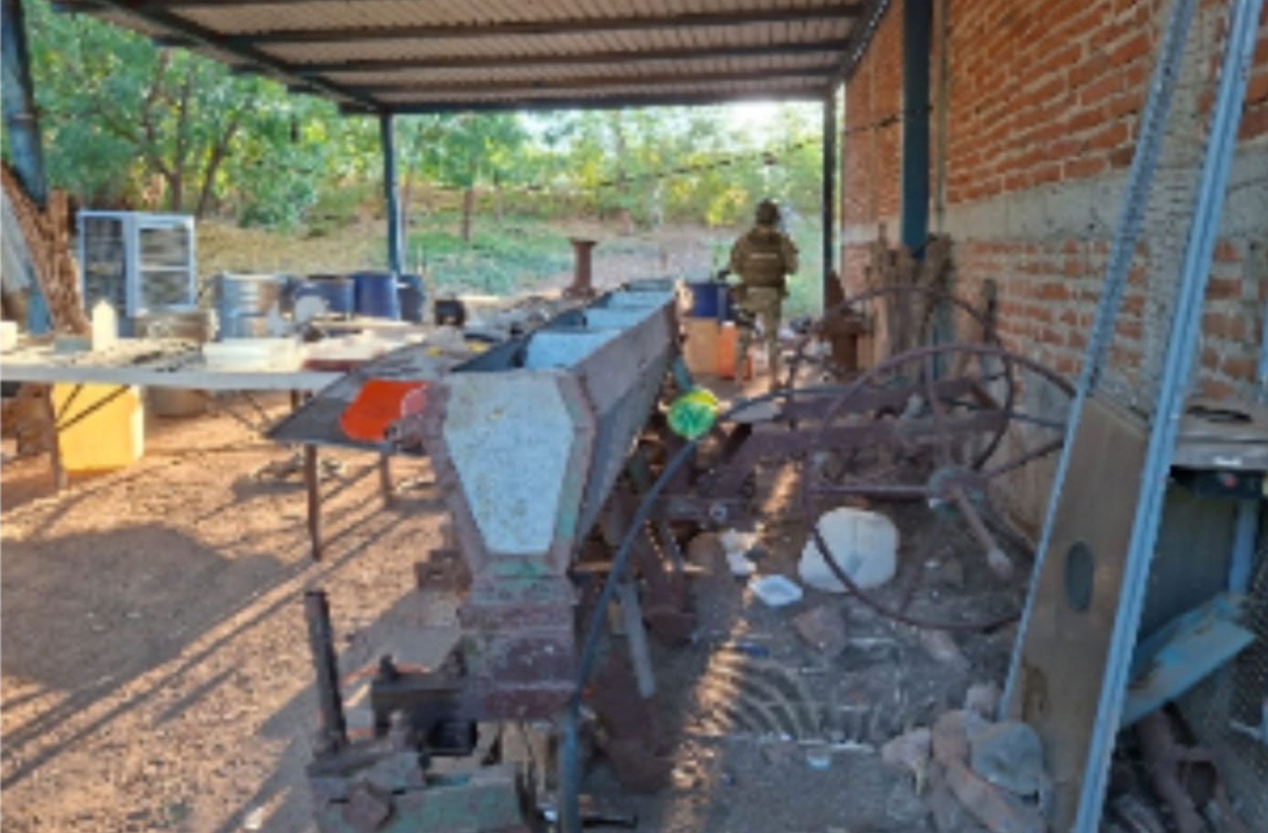 Elemento del ejercito destruye precursores químicos