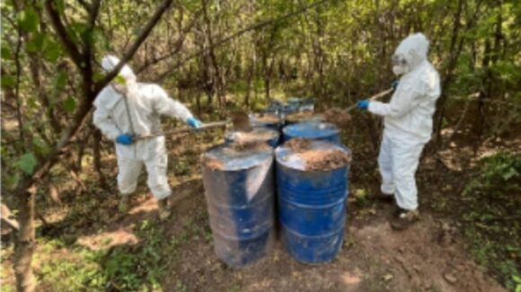 Miles de litros de percusores químicos, bidones y mezcladoras fueron asegurados en Culiacán y Cosalá