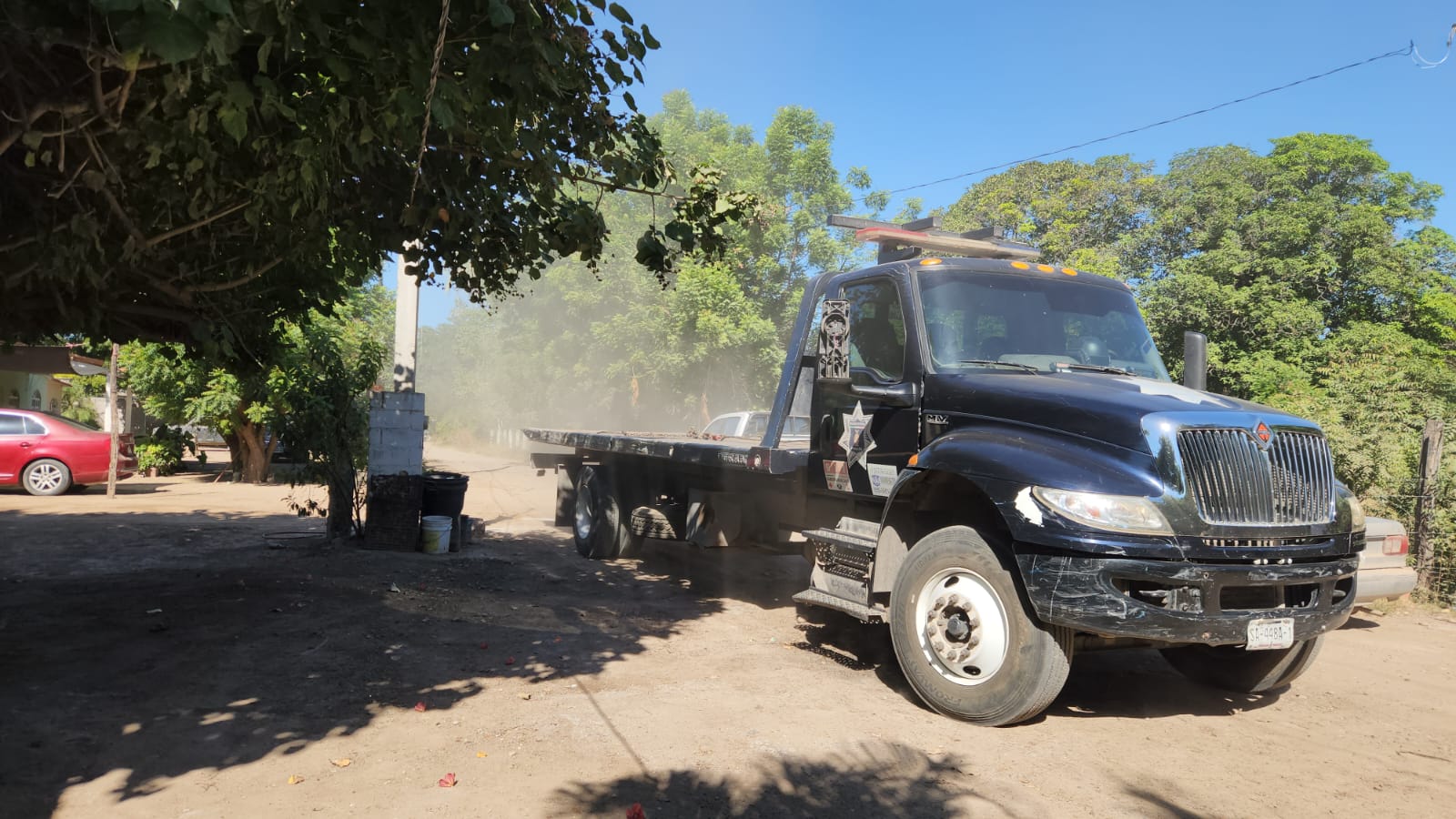 Grúa arrastra vehículos robados hallados desmantelados en Navolatillo de Eldorado