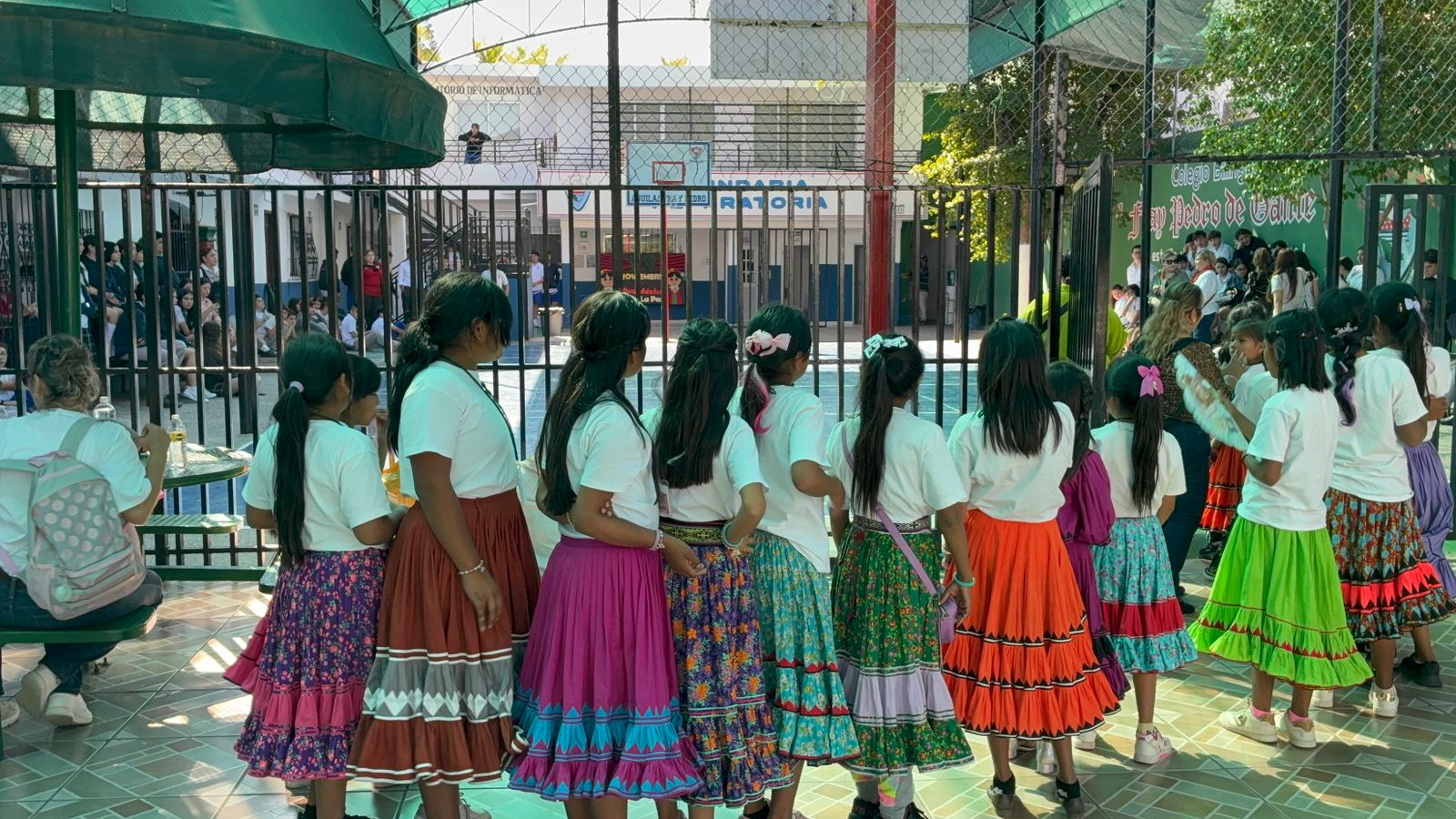 niñas tarahumaras sostuvieron un amistoso de basquetbol el Colegio Fray Pedro de Gante contra alumnos del plantel.