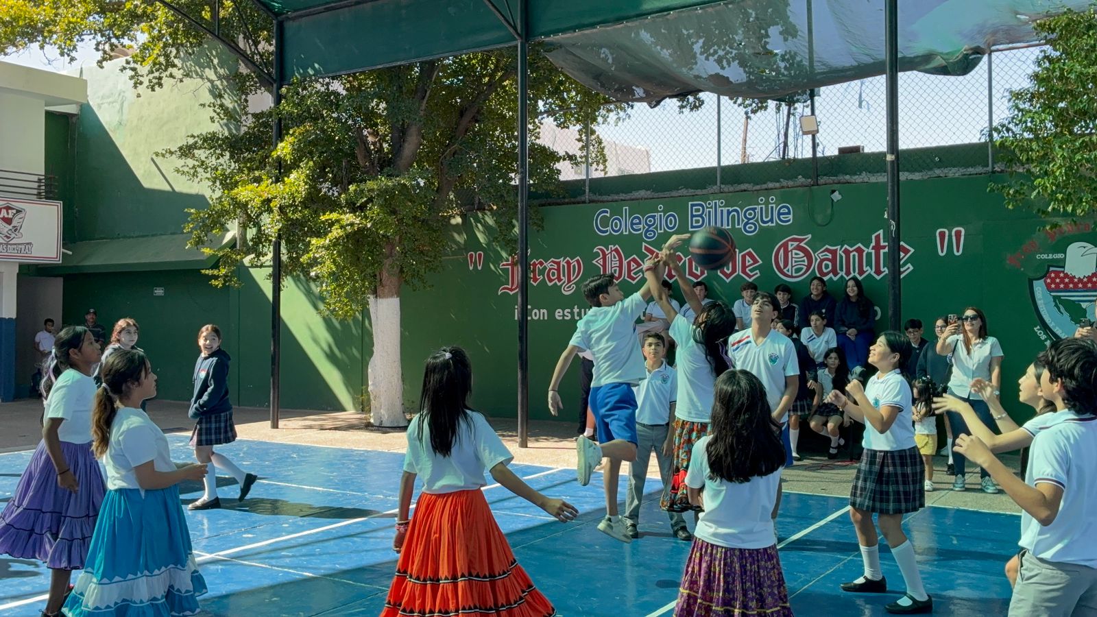 niñas tarahumaras sostuvieron un amistoso de basquetbol el Colegio Fray Pedro de Gante contra alumnos del plantel.