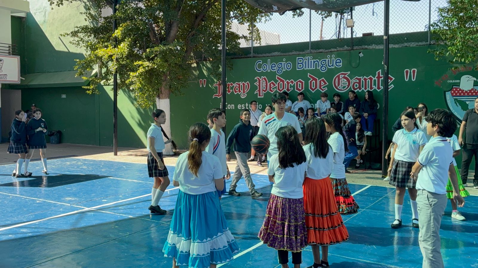 niñas tarahumaras sostuvieron un amistoso de basquetbol el Colegio Fray Pedro de Gante contra alumnos del plantel.