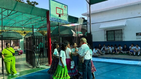 Niñas tarahumaras llegan y conquistan Los Mochis, Sinaloa: ganan juego amistoso 7–3 y reciben balones de regalo