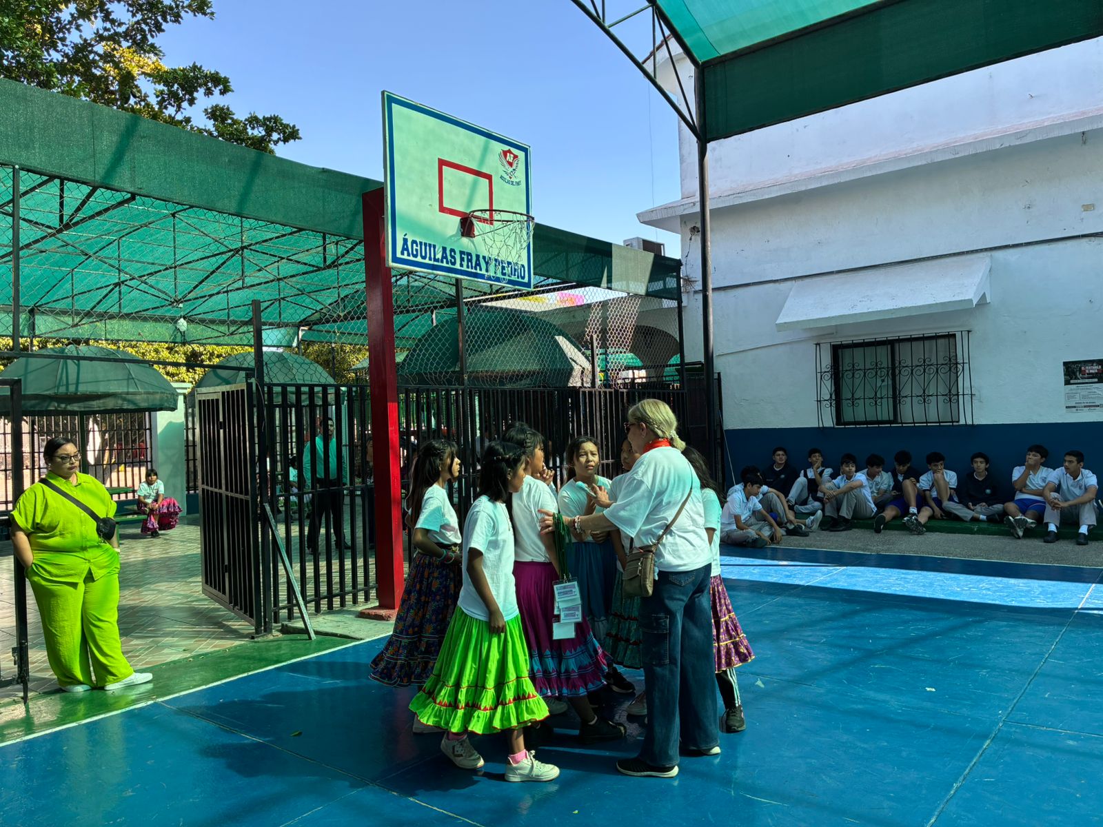 niñas tarahumaras sostuvieron un amistoso de basquetbol el Colegio Fray Pedro de Gante contra alumnos del plantel.