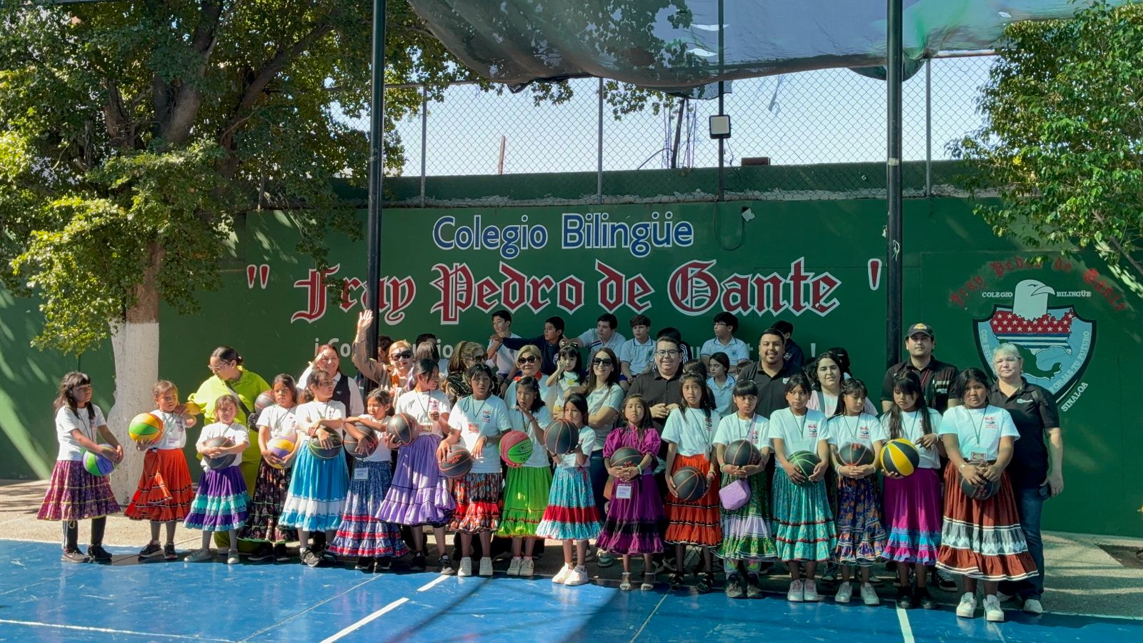 niñas tarahumaras sostuvieron un amistoso de basquetbol el Colegio Fray Pedro de Gante contra alumnos del plantel.