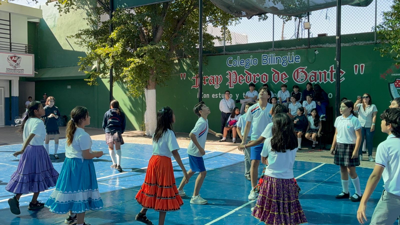 niñas tarahumaras sostuvieron un amistoso de basquetbol el Colegio Fray Pedro de Gante contra alumnos del plantel.