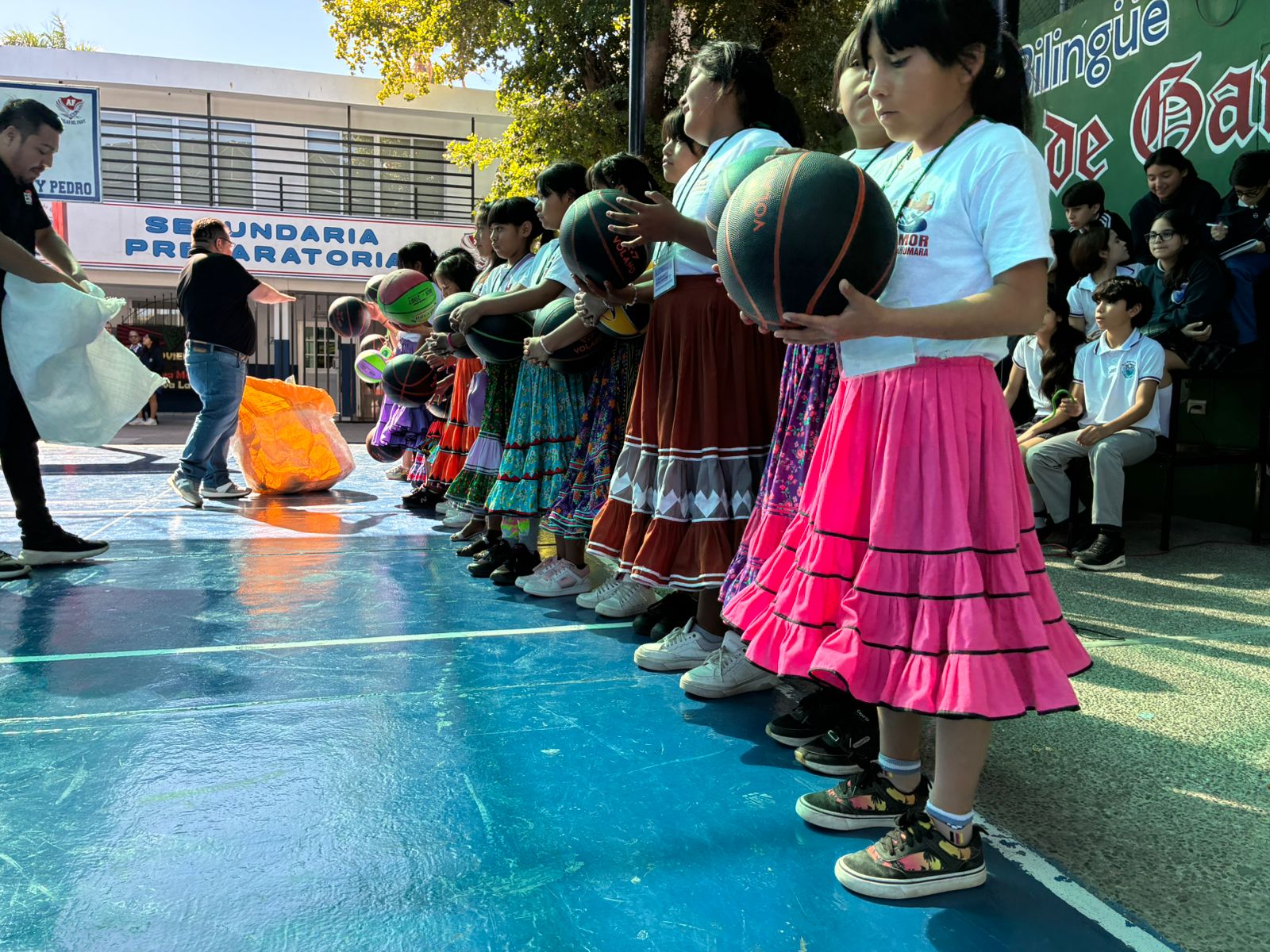 niñas tarahumaras sostuvieron un amistoso de basquetbol el Colegio Fray Pedro de Gante contra alumnos del plantel.