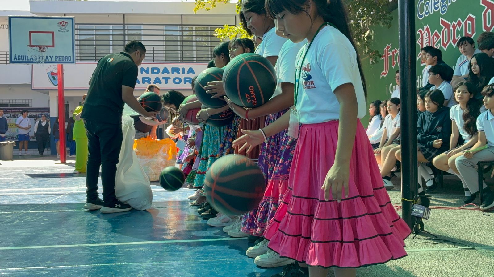 niñas tarahumaras sostuvieron un amistoso de basquetbol el Colegio Fray Pedro de Gante contra alumnos del plantel.