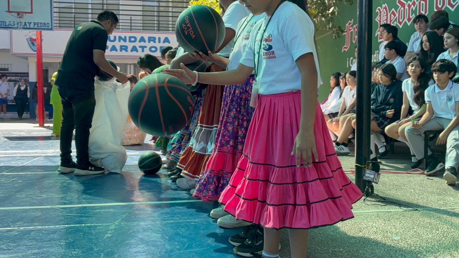 niñas tarahumaras sostuvieron un amistoso de basquetbol el Colegio Fray Pedro de Gante contra alumnos del plantel.