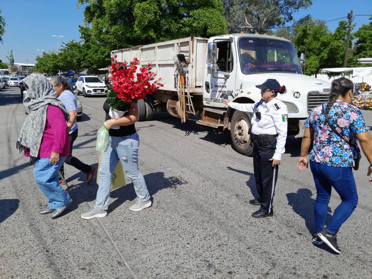 Operativo en panteones de Guasave por el Día de Muertos
