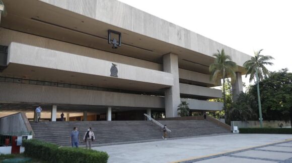 Buscadoras bloquean acceso a Palacio de Gobierno en Culiacán, Sinaloa este lunes
