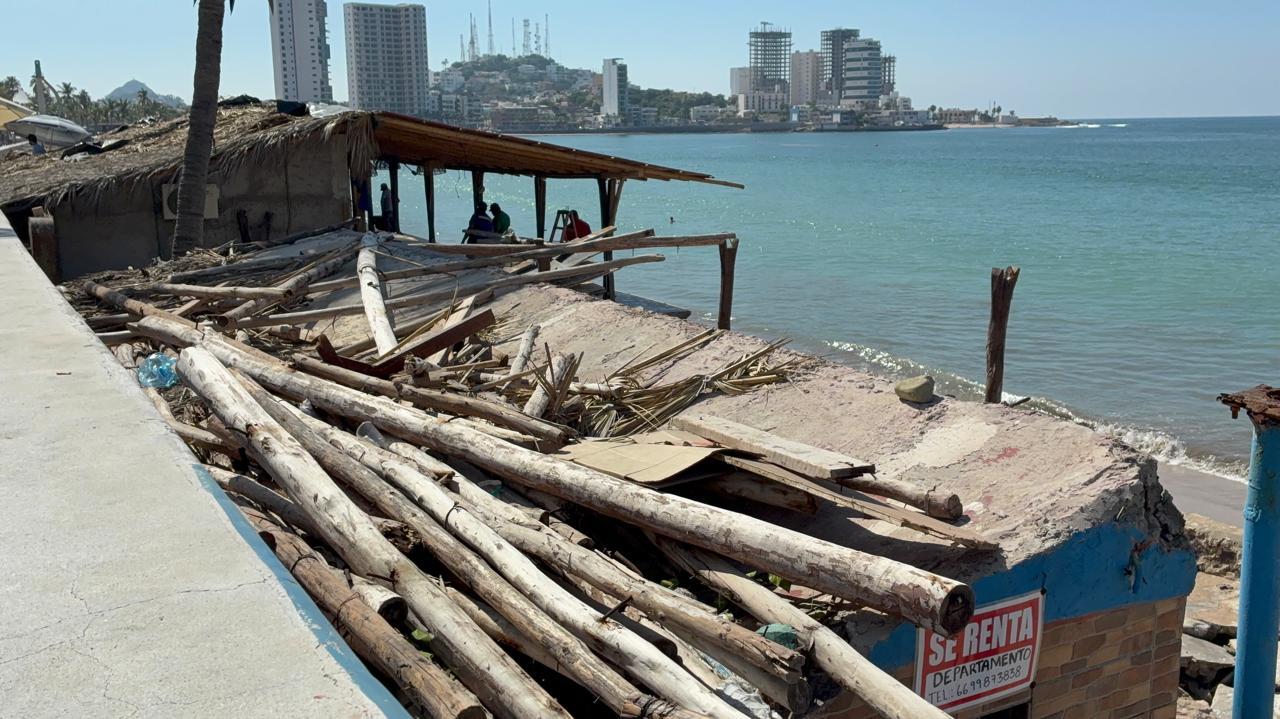 Palapas destrozadas por marejada en Mazatlán, Sinaloa