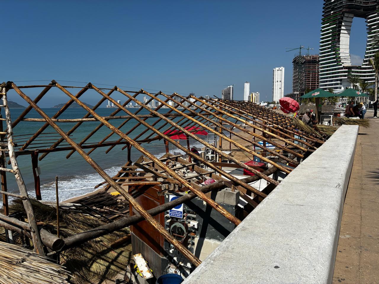 Palapas destrozadas por marejada en Mazatlán, Sinaloa