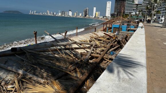Aún hay palapas dañadas en Mazatlán, Sinaloa, pese a que ya pasó un mes del huracán Priscilla