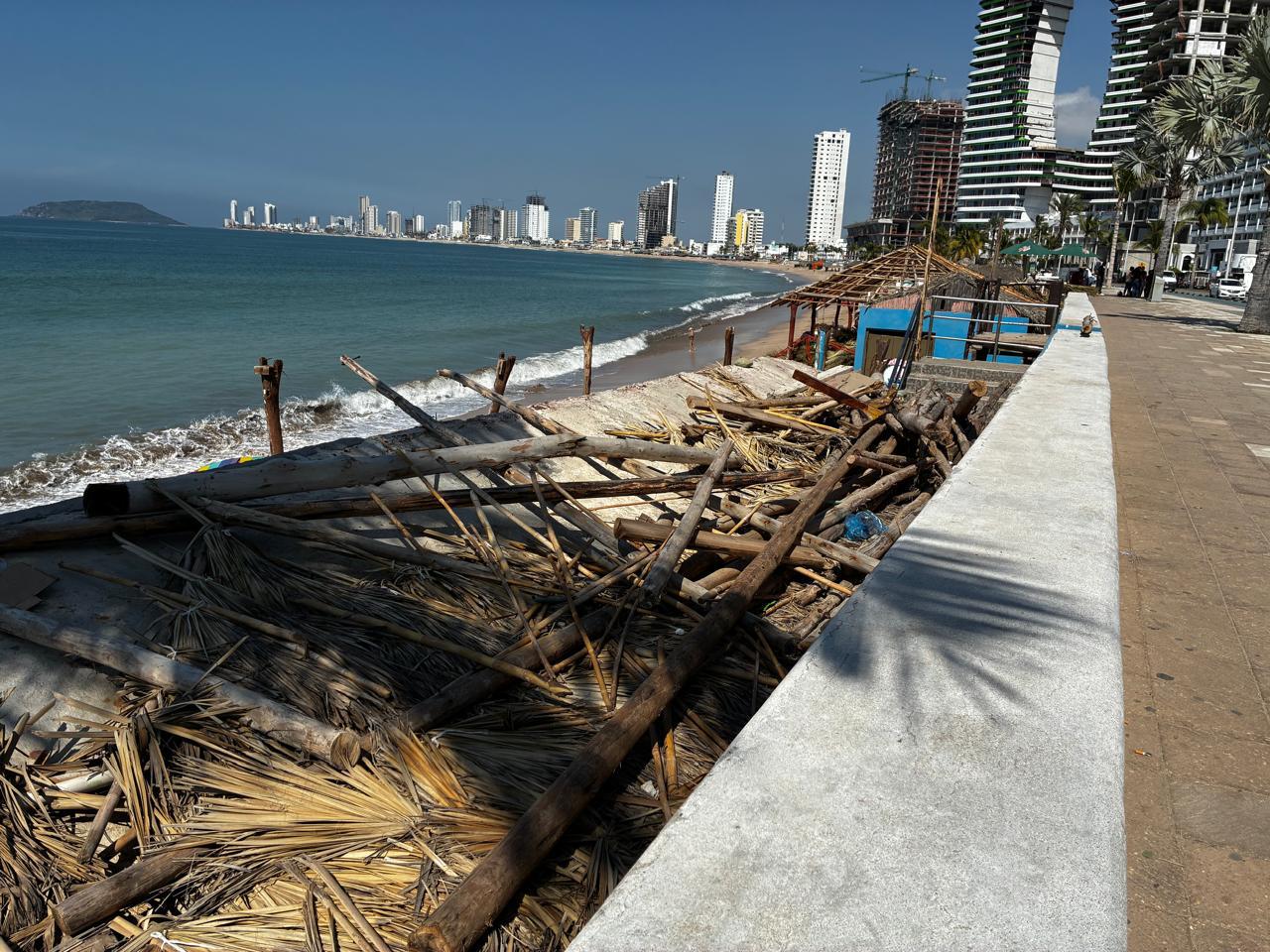 Palapas destrozadas por marejada en Mazatlán, Sinaloa