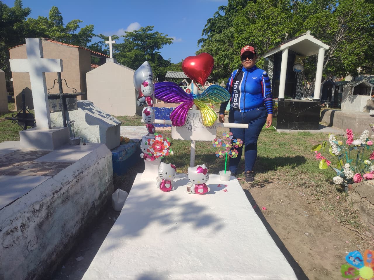 Nayely visita la tumba de su difunta bebé el Día de los Angelitos en Mazatlán