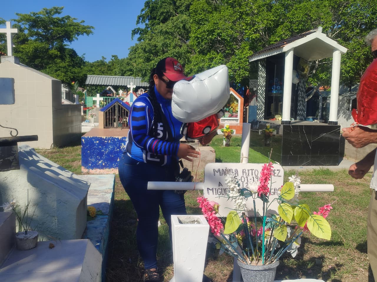 Nayely visita la tumba de su difunta bebé el Día de los Angelitos en Mazatlán