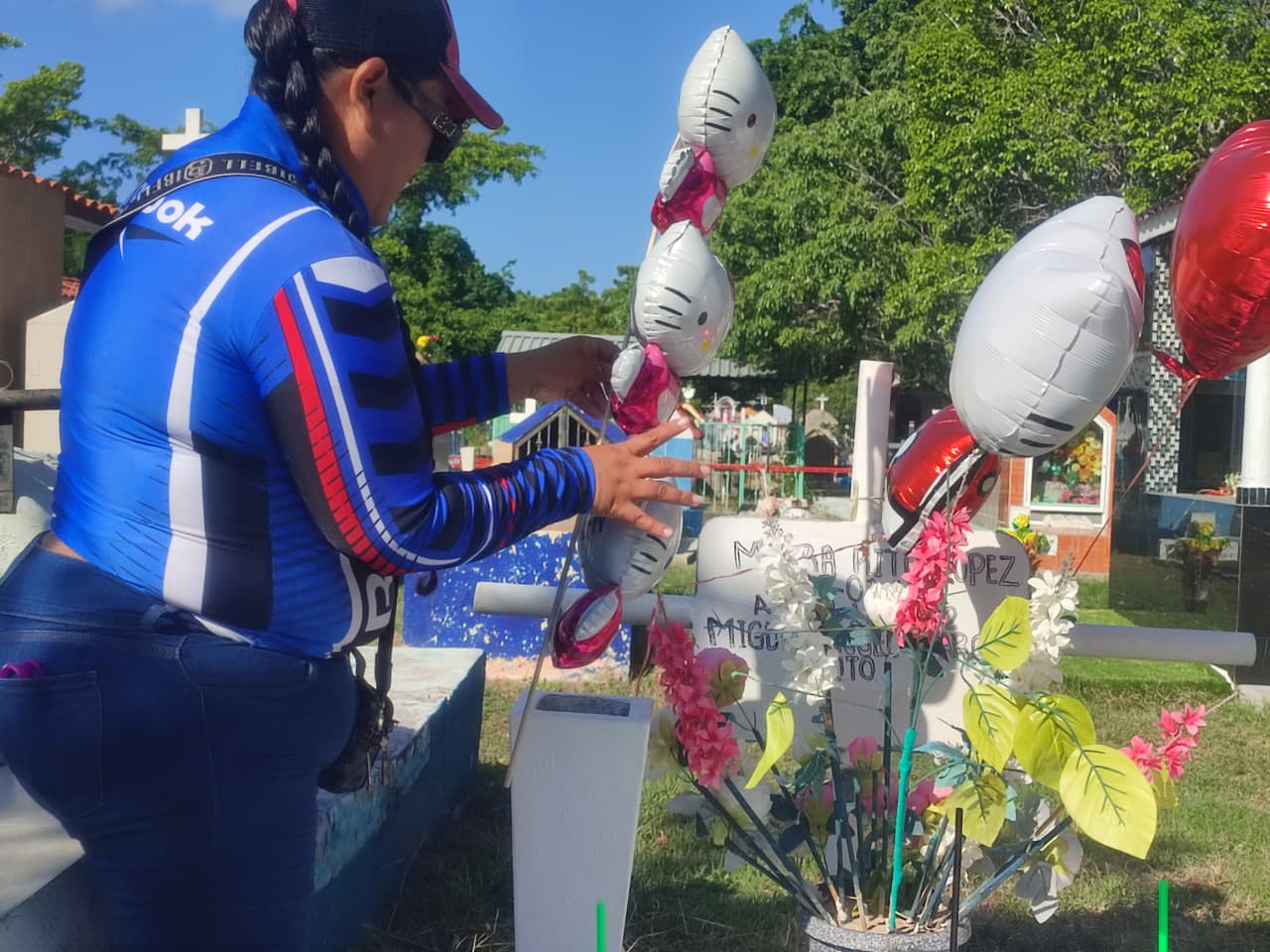 Nayely visita la tumba de su difunta bebé el Día de los Angelitos en Mazatlán