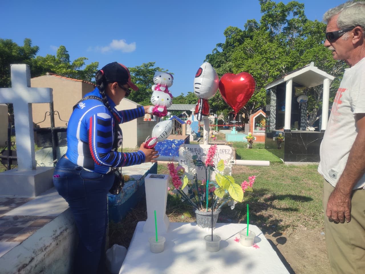 Nayely visita la tumba de su difunta bebé el Día de los Angelitos en Mazatlán