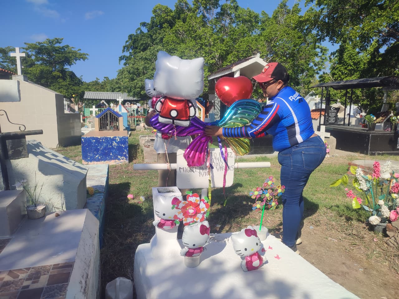 Nayely visita la tumba de su difunta bebé el Día de los Angelitos en Mazatlán