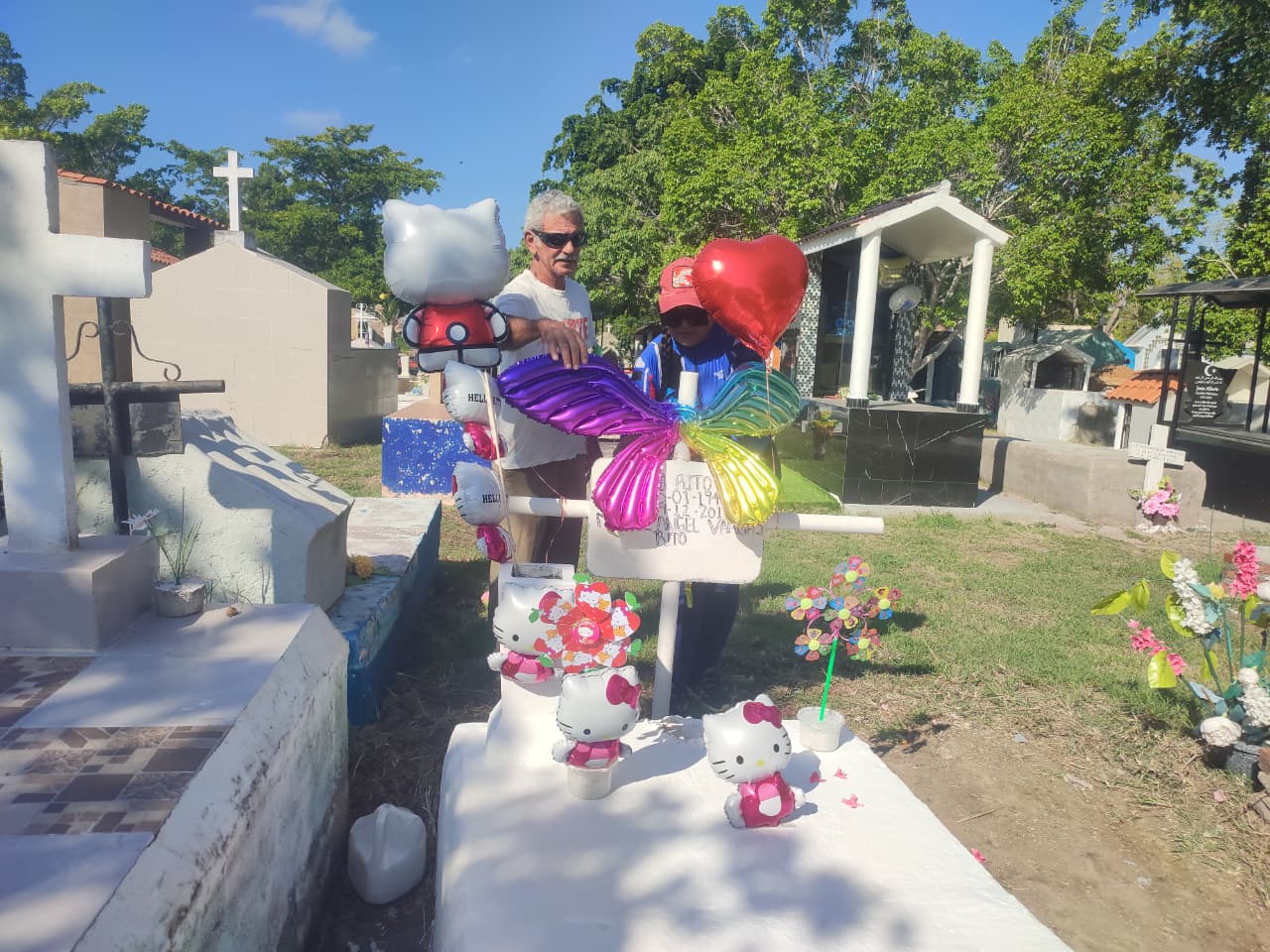 Nayely visita la tumba de su difunta bebé el Día de los Angelitos en Mazatlán