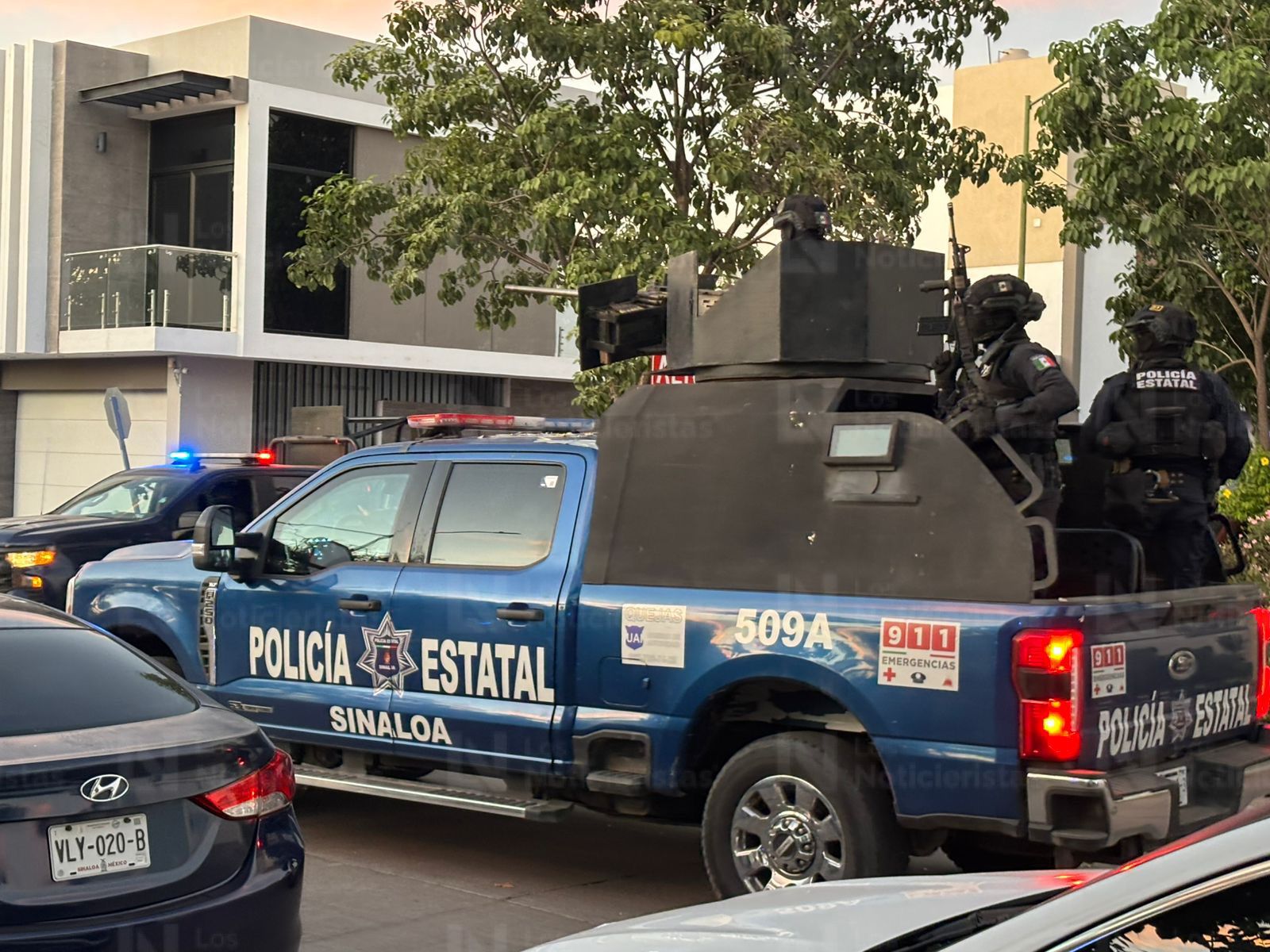 Policías estatales despliegan operativo en Espacios Barcelona por balacera