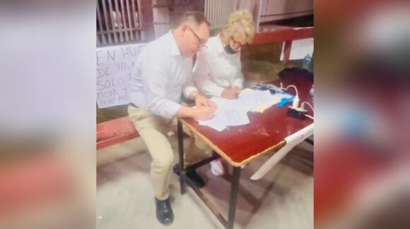 Rector de la UAdeO, Pedro Flores, sostiene diálogo con maestra en huelga de hambre y llegan a acuerdo