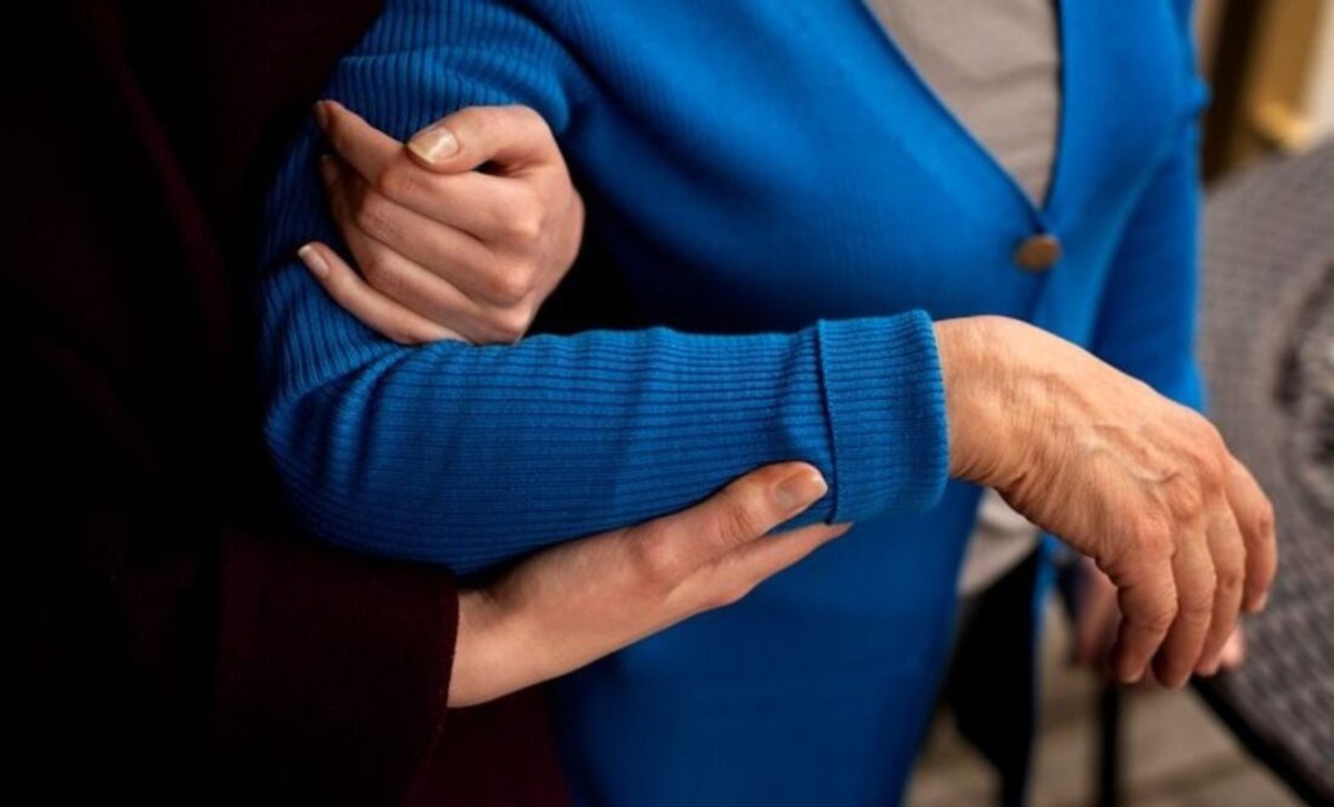 Personas cuidadoras (ayudando a una adulta mayor)
