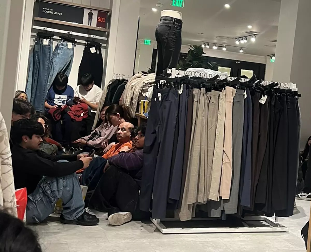Personas resguardadas en tienda en medio de un tiroteo en centro comercial en California