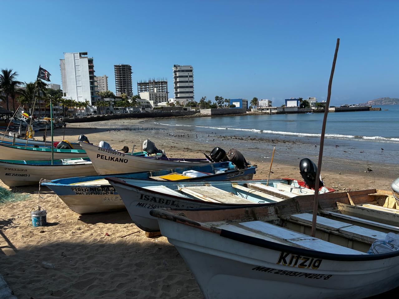 Pescadores ribereños de Mazatlán, Sinaloa, siguen sin ver la luz a casi un mes sin ventas ni capturas. Foto: Yamne Hall