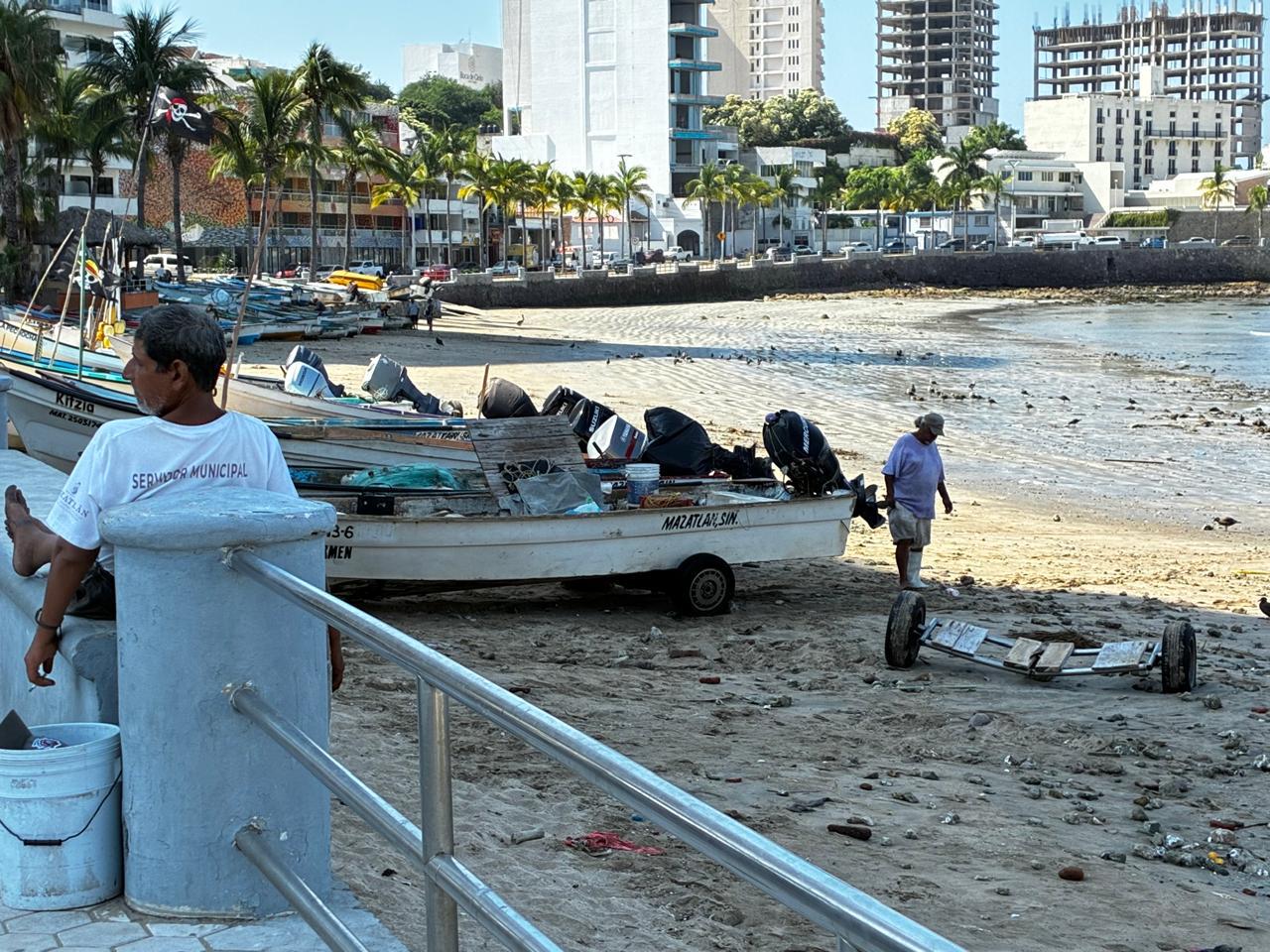 Pescadores ribereños de Mazatlán, Sinaloa, siguen sin ver la luz a casi un mes sin ventas ni capturas.