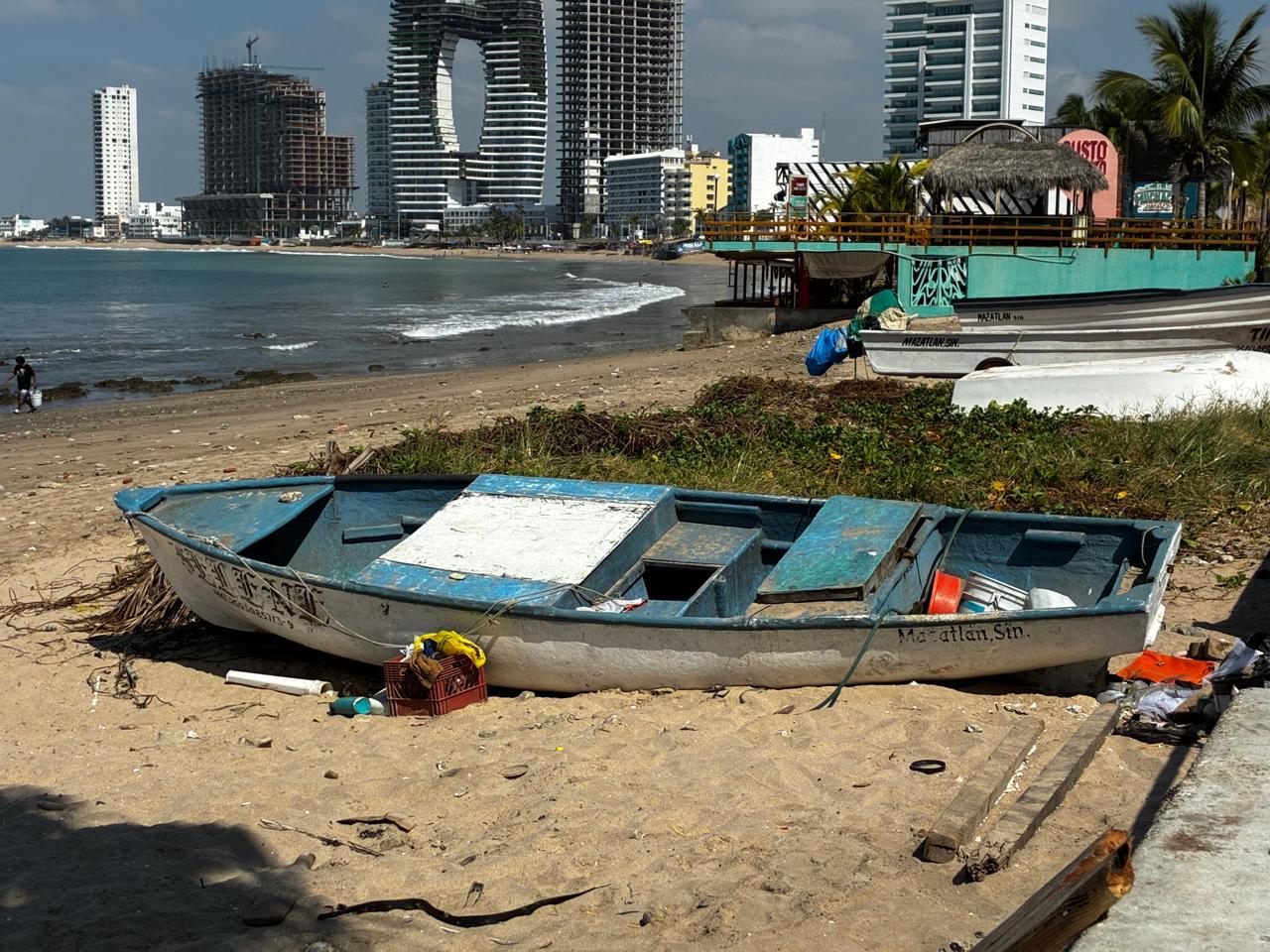 Pescadores ribereños de Mazatlán, Sinaloa, siguen sin ver la luz a casi un mes sin ventas ni capturas. Foto: Yamne Hall