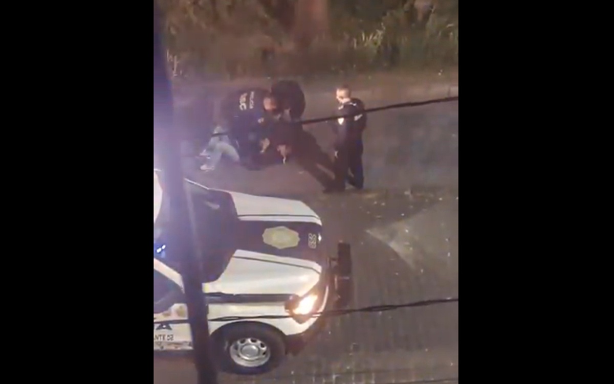 Policías sometiendo y golpeando al joven Erick Omar