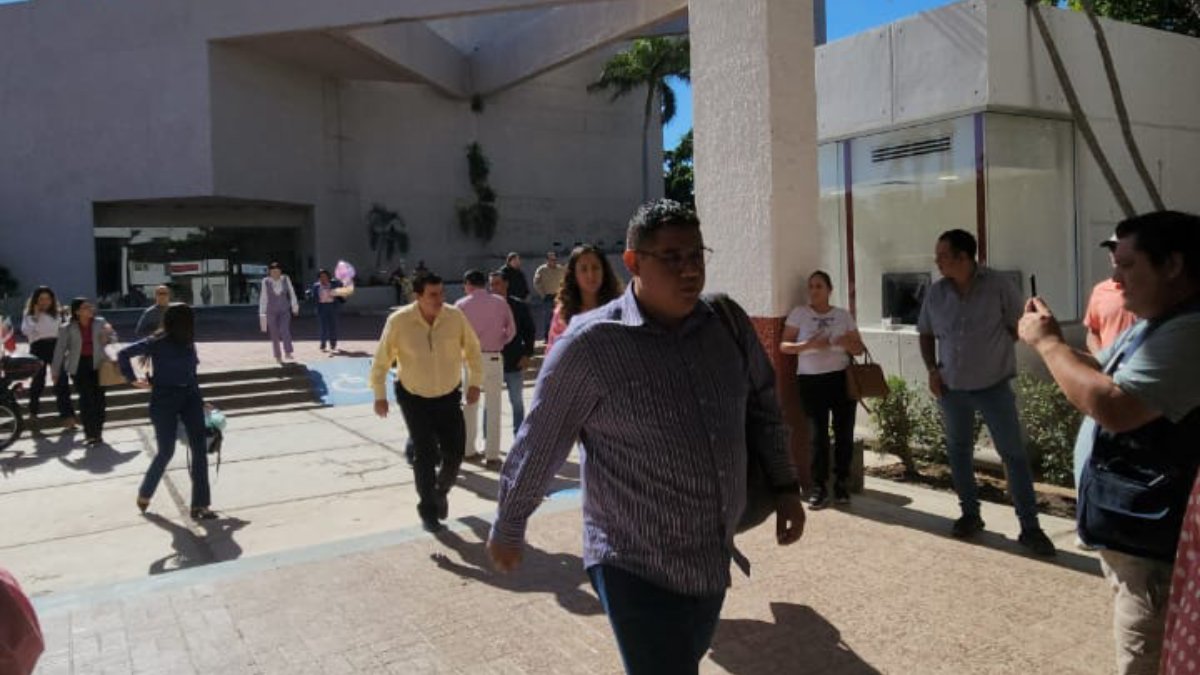policías jubilados liberan el ayuntamiento de guasave lugar
