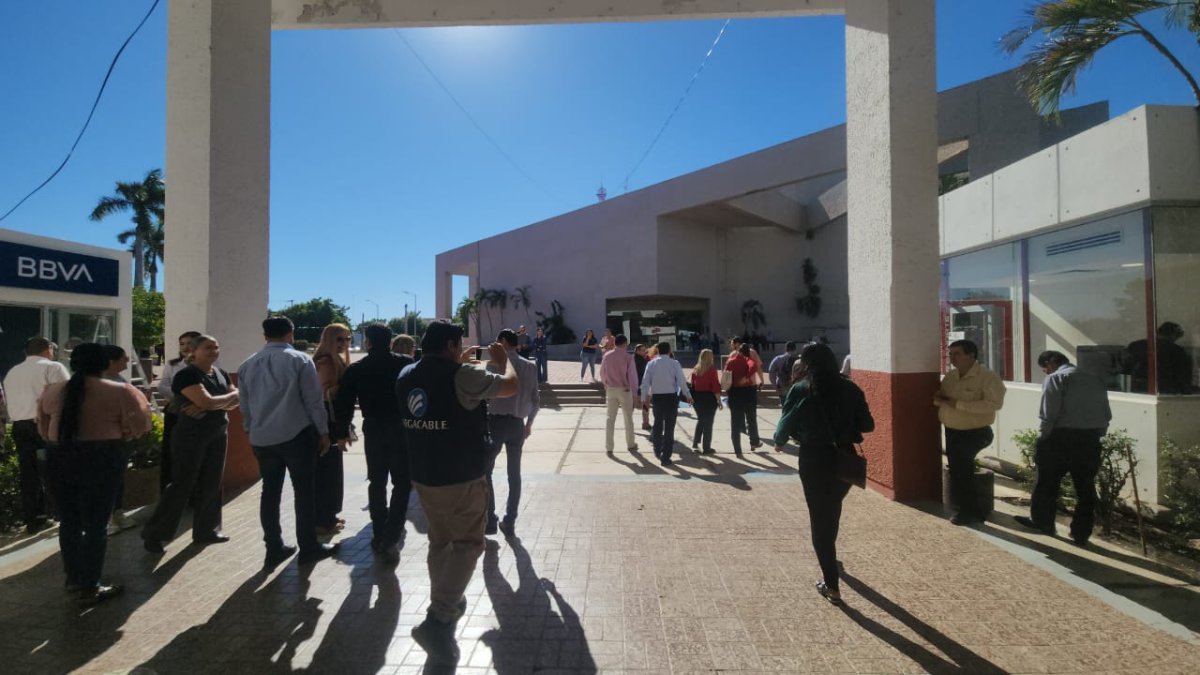 policías jubilados liberan el ayuntamiento de guasave