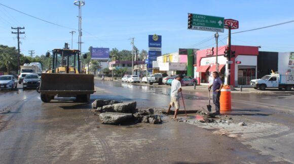 Por fuga de agua, Tránsito Municipal reduce circulación en avenida Gabriel Leyva en Mazatlán, Sinaloa