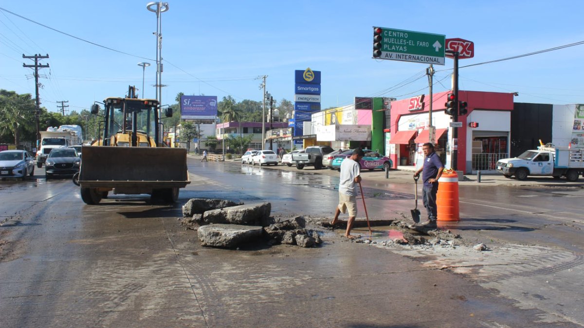 por fuga de agua transito municipal reduce circulacion en mazatlan