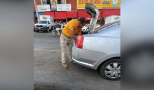 Colectivo "Por las voces sin justicia" recupera lonas desaparecidos retiradas en Mazatlán