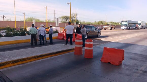 De nueva cuenta, productores agrícolas en Cuatro Caminos, Guasave, Sinaloa, bloquean las casetas tras casi cuatro horas de flujo