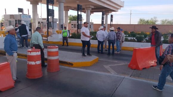 “Quemaremos unidades de ser necesario”: Productores en tercer día de bloqueo en caseta en Cuatro Caminos, Guasave, Sinaloa