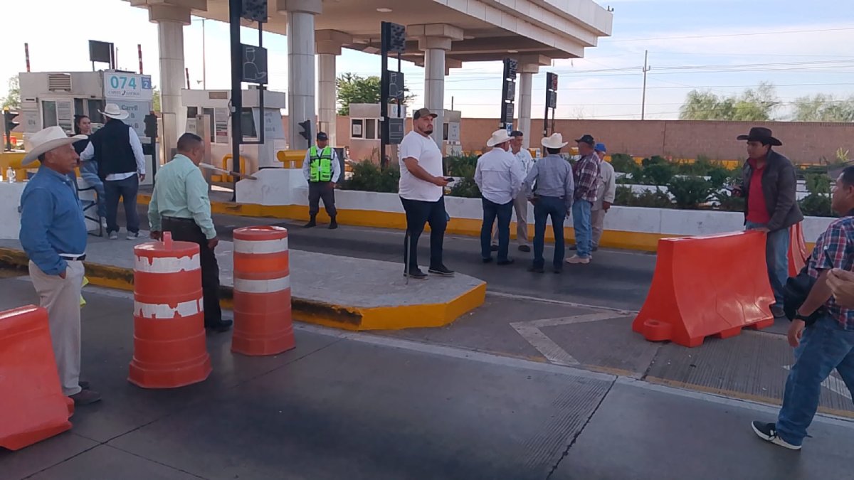 productores en la caseta cuatro caminos de guasave