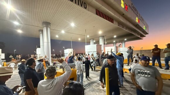 ¡Ya hay paso! Agricultores de Sinaloa liberan casetas de Costa Rica, en Culiacán y El Pisal, en Navolato; mañana retoman bloqueos