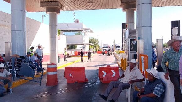 Dejan sin luz a productores en la caseta de Cuatro Caminos, Guasave, Sinaloa, en pleno bloqueo