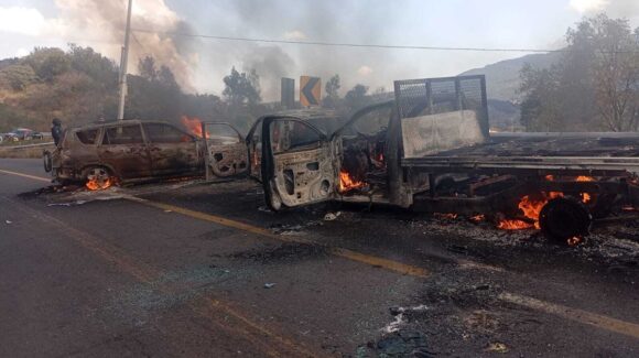 Operativo de captura de líder criminal deja dos muertos, quema de vehículos y bloqueos carreteros en Michoacán