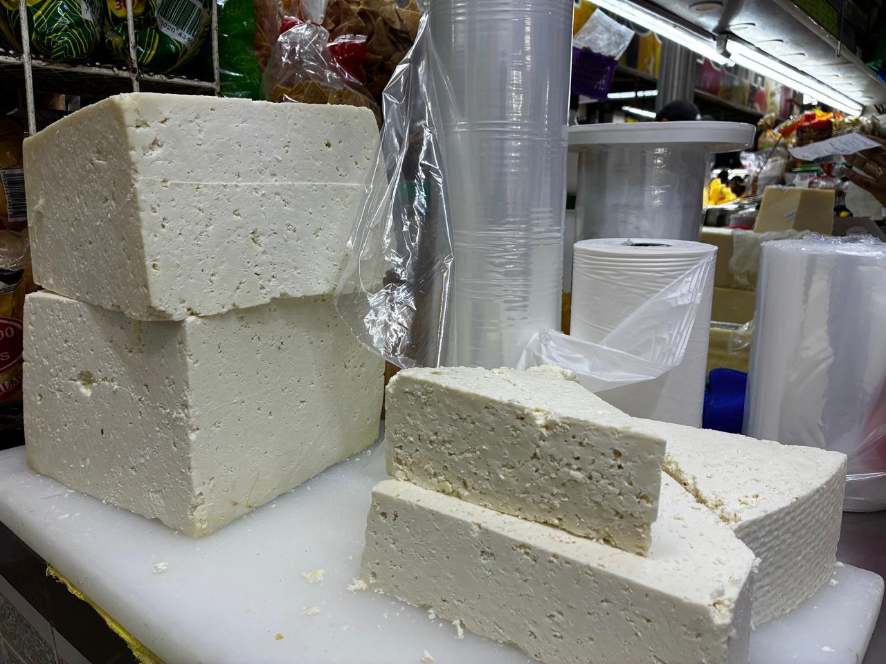 Queso de venta en mercado Pino Suárez, en Mazatlán