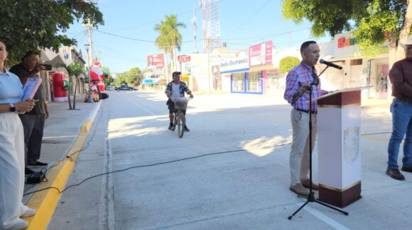 Comerciantes de la calle Cuauhtémoc, en Guasave, Sinaloa, invitan a la población a comprar tras su reapertura