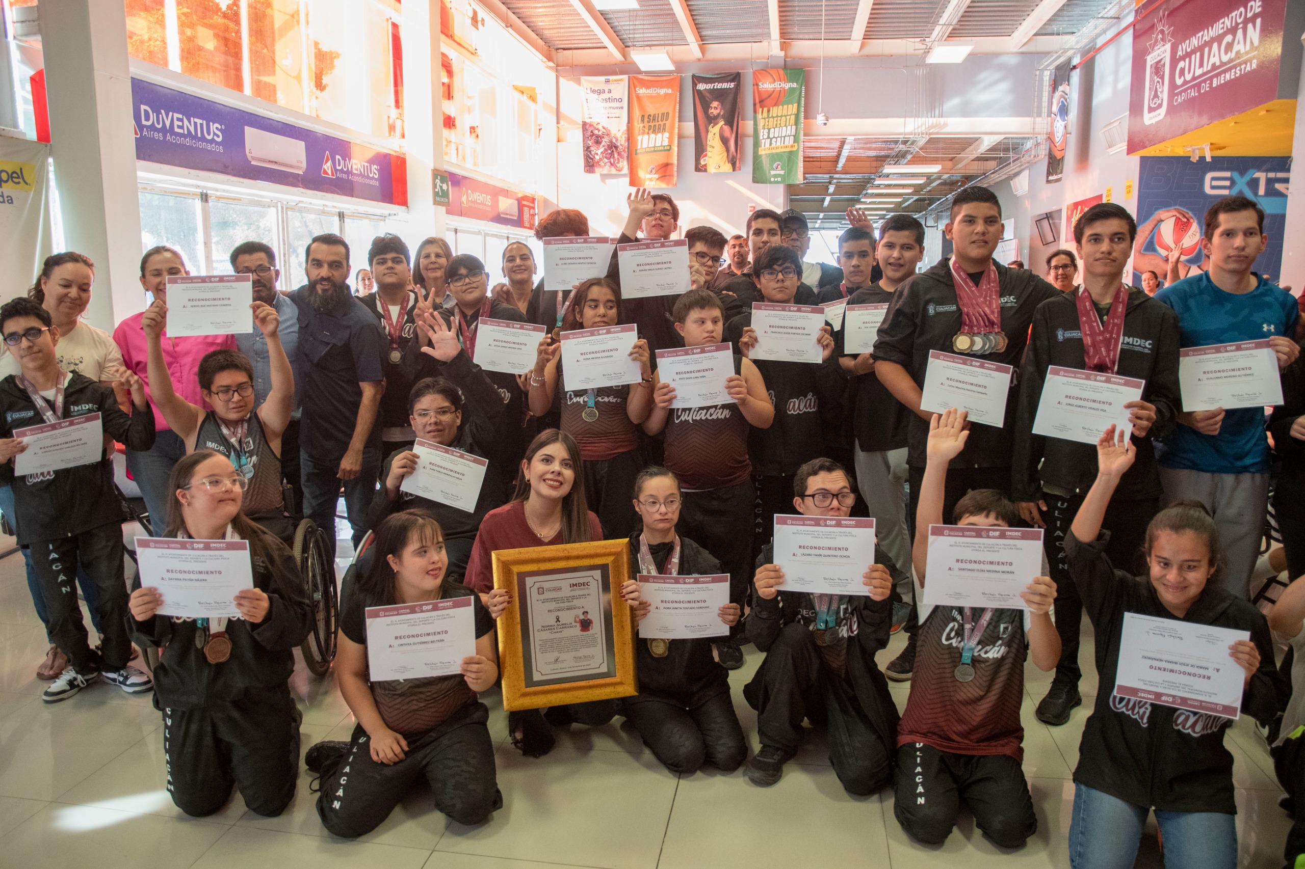 reconocen a medallistas paralimpicos