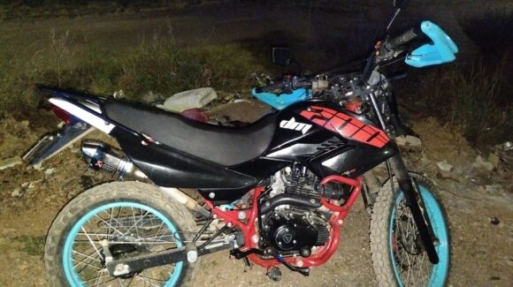 Policía Municipal recupera motocicleta con reporte de robo y abandonada en Mazatlán, Sinaloa