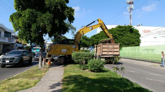 Reducen carriles en la avenida Insurgentes de Mazatlán, Sinaloa por obra del colector sanitario